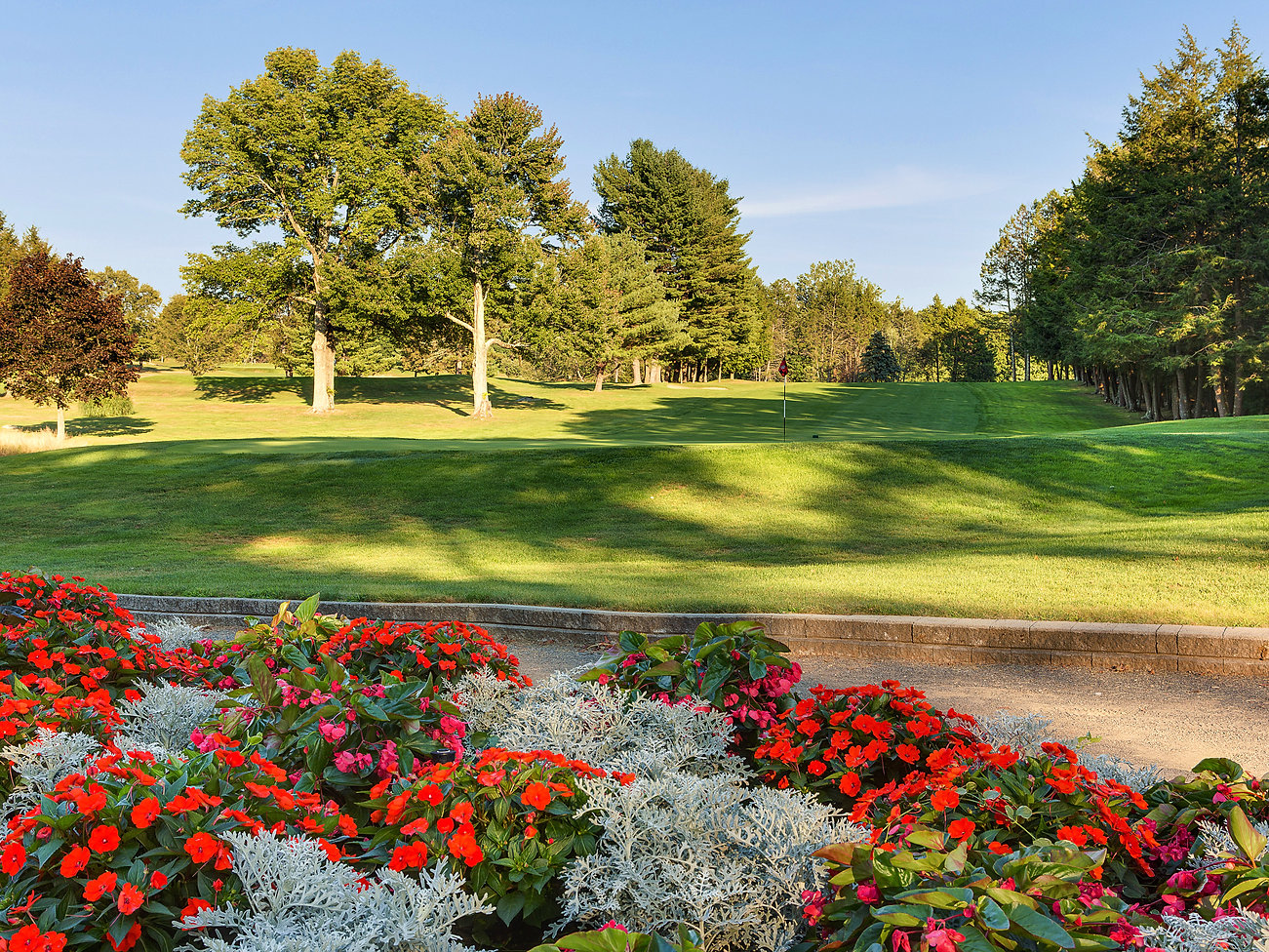 rock-ridge-country-club-red-flowers-in-front-of-putting-green-newtown-ct